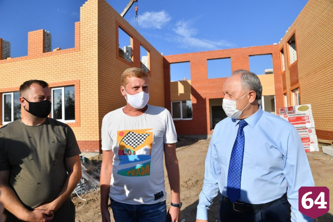 Радаев раскритиковал чиновника за срыв сроков строительства бассейна 