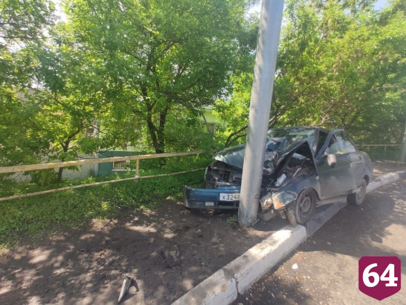 На мосту в Саратове автомобиль влетел в столб