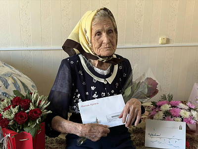 Саратовская труженица тыла в юбилей задула свечи на торте с числом 100 