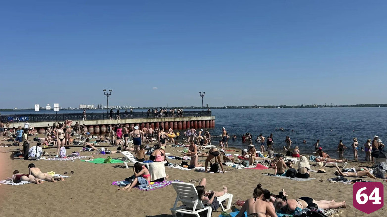Сотни человек спасались от жары на волжском пляже в Саратове
