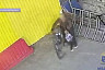 Серийный похититель велосипедов и самокатов в Саратове попал на видео