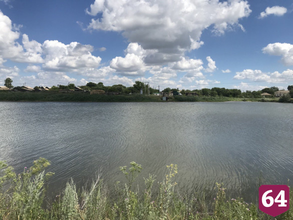 Экскаваторы тонули в иле при расчистке водохранилища под Саратовом 