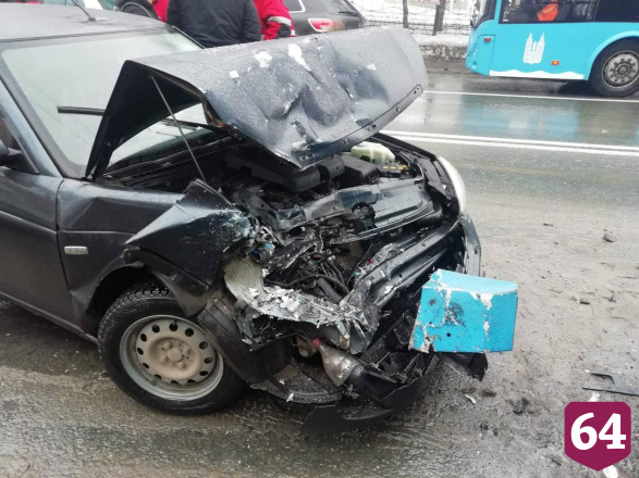 В Саратове водитель легковушки протаранил троллейбус и попал в больницу