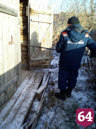 Спасатели вытащили щенка из уличного туалета