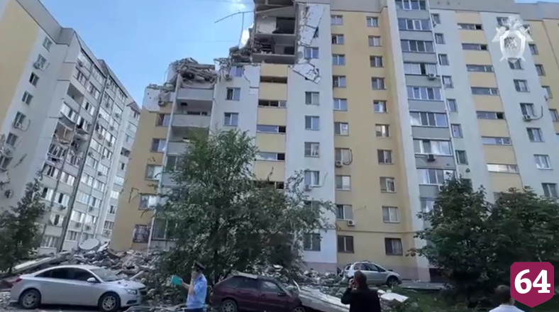 Жильцов дома на улице Блинова кормят горячим и отвозят в гостиницу