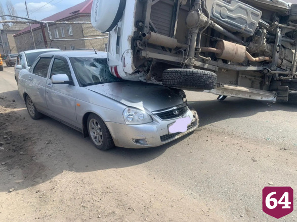 На одном перекрестке под Саратовом произошли две массовые аварии