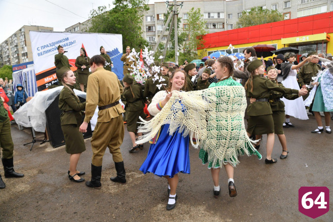 Жители Энгельса встретили ретропоезд «Воинский эшелон»