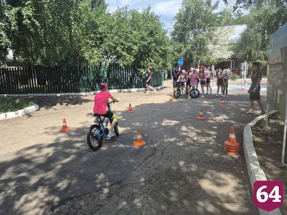 По Саратовской области курсирует первый мобильный детский автогородок