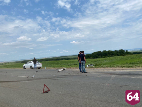 В ДТП под Саратовом иномарка улетела в кювет