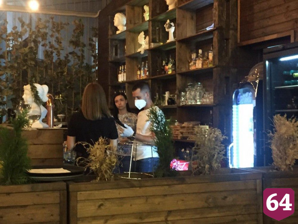 В открытых после снятия ограничений кафе Саратова наблюдается ажиотаж