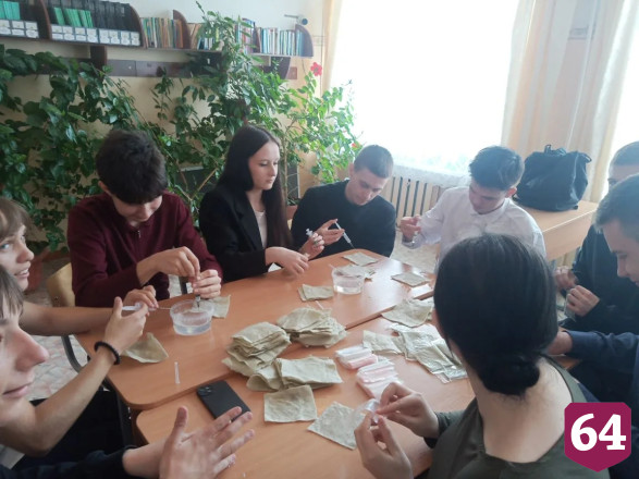 Саратовские школьники изготовили 490 сухих армейских душей для бойцов