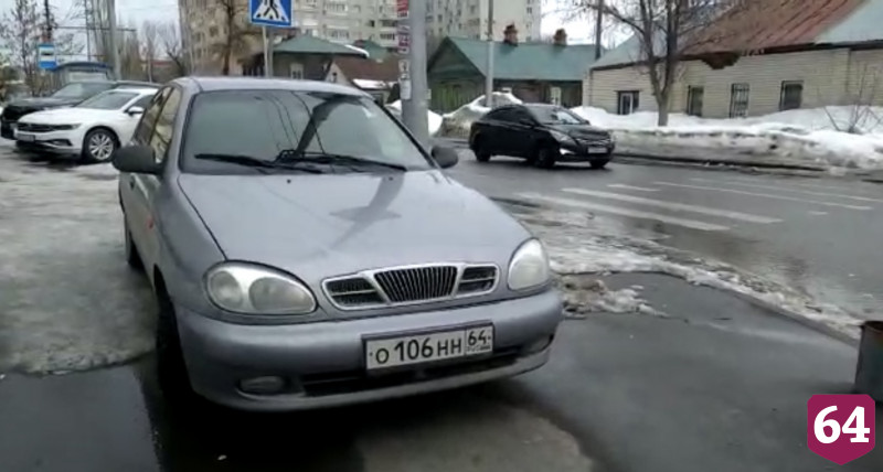 В Саратове автохамы массово заполонили тротуар