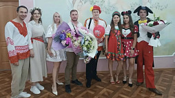 В саратовском ЗАГСе поженили «царевича» и «царевну»