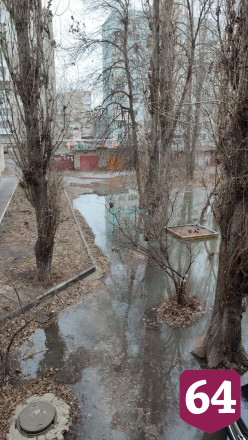Затопленный двор напомнил жителям о весне и байдарках