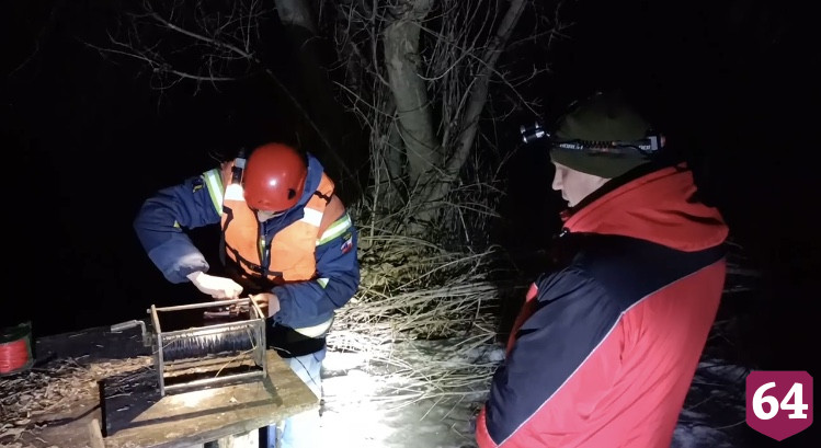 В подтопленном паводковыми водами Петровске взорвали лед 