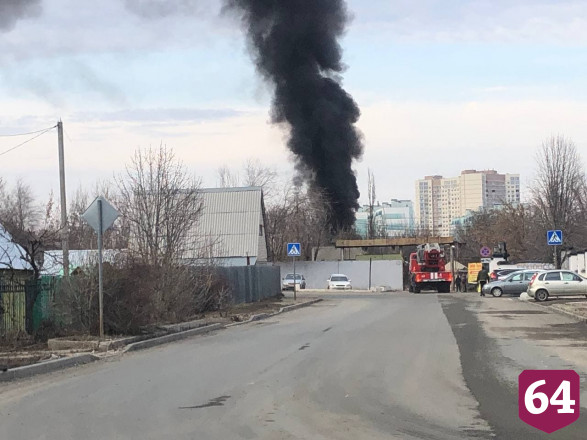 В Саратове тушат шины в промзоне