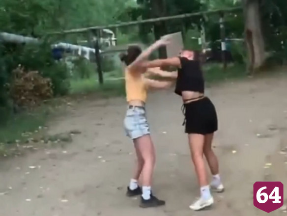 В Энгельсе драку несовершеннолетних девушек сняли на видео