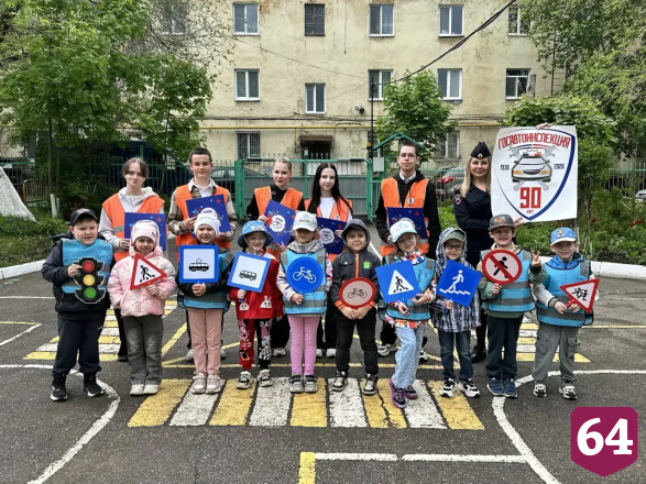 Саратовских дошколят учат безопасной езде на самокатах