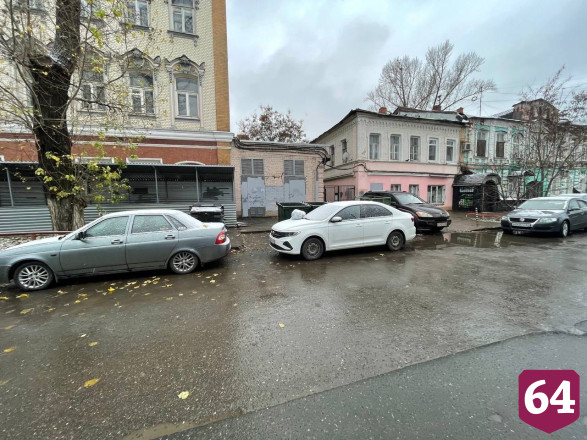 В Саратове водителя «вежливо предупредили» мусором на капоте