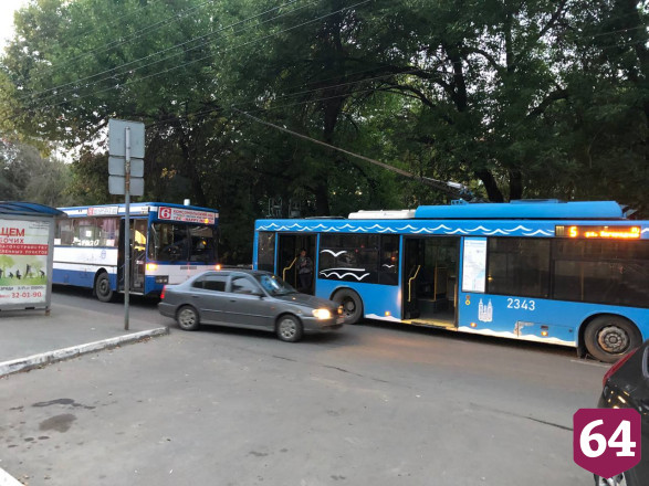 Столкновение автобуса и троллейбуса блокировало движение в центре Саратова