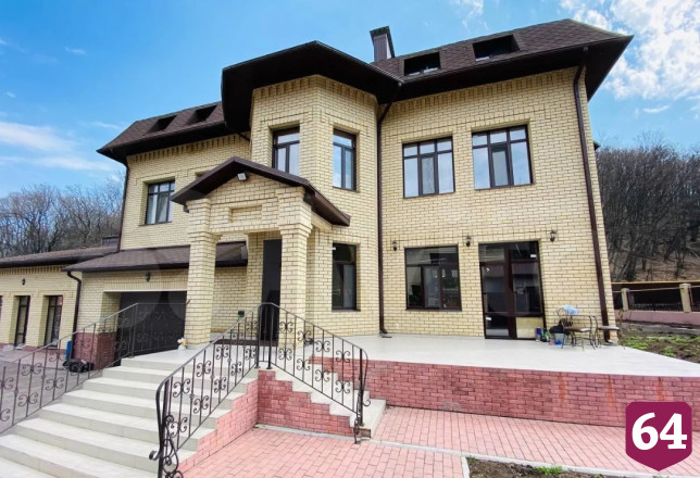 В Саратове за 40 миллионов продают окруженный лесом дом
