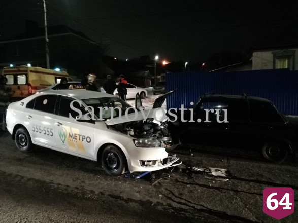 В Саратове после аварии таксиста увезли в больницу