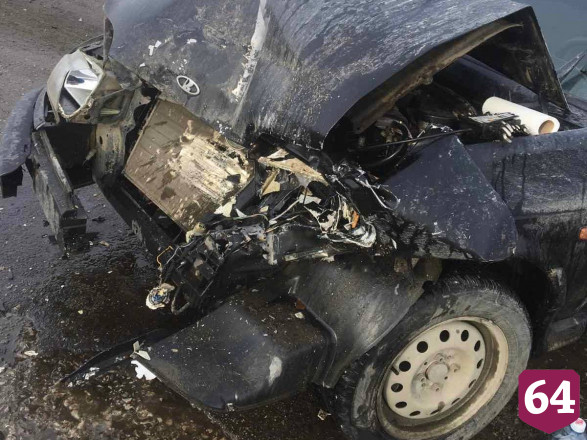 В массовой аварии под Саратовом покалечился водитель легковушки