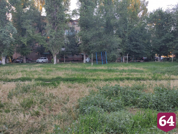 В Энгельсе детская площадка «утонула» в бурьяне