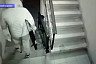 Пьяный саратовец вынес из квартиры пенсионерки телевизор и попал на камеры