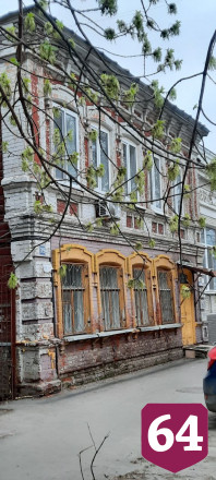 В центре Саратова с крыши падают кирпичи