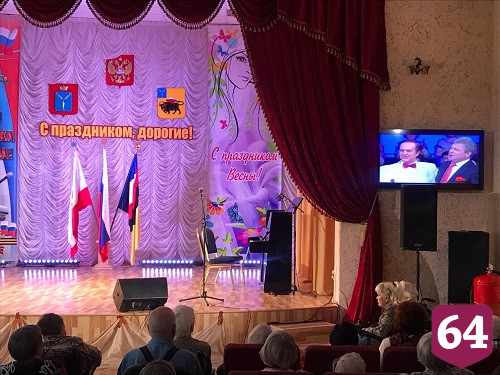 В энгельсском интернате пел Сметанников и вручали юбилейные медали 