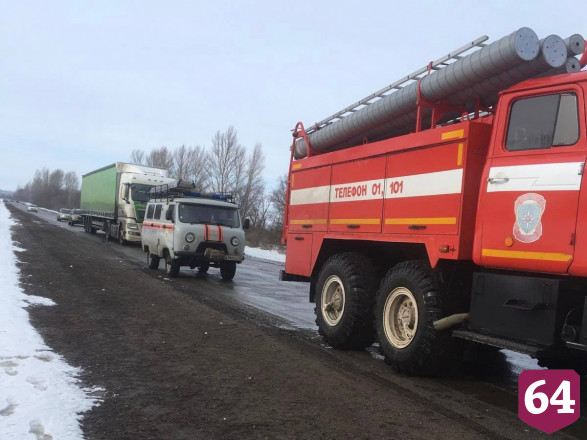 В массовой аварии под Саратовом покалечился водитель легковушки