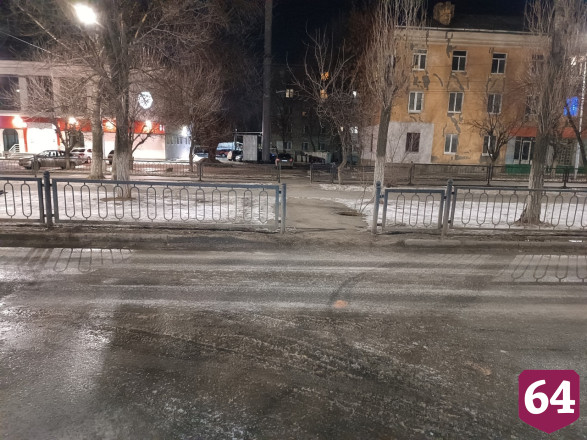 В Саратове на прогулочной аллее с лета открыт колодец