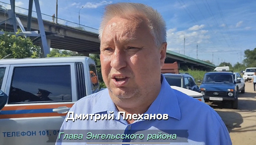 Под Энгельсом из-за падения грузовика на рельсы остановлены поезда