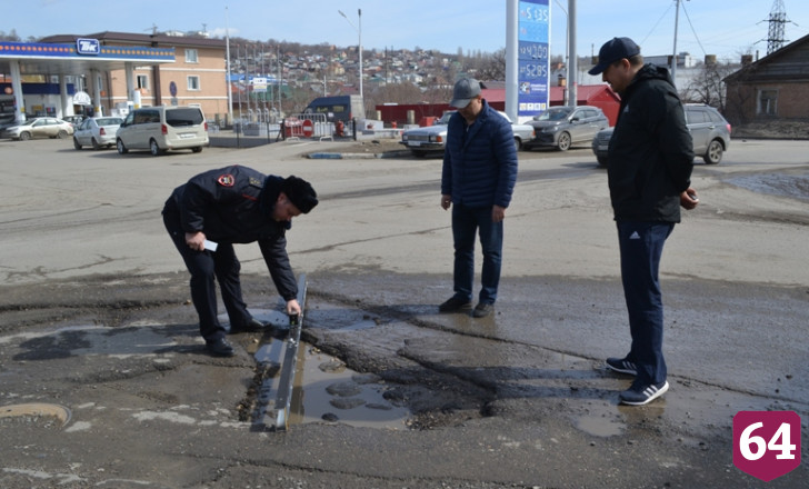 Полицейские измерили ямы на дорогах Саратова 