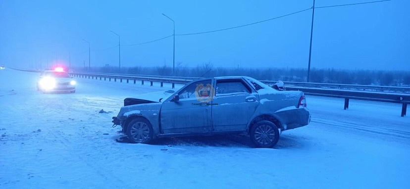 На трассе в Саратове «Приора» протаранила ограждение