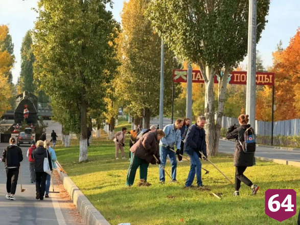 В Саратове участников субботника угощали пирожками
