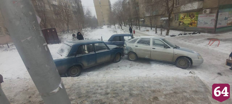 В Саратове легковушка задавила женщину после массовой аварии