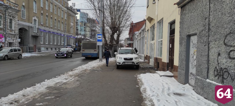 Автохам перекрыл тротуар у магазина на Московской