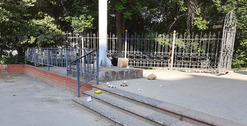 Вход в Детский парк Саратова завалили мусором