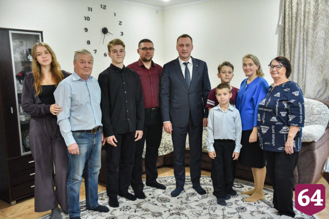 Саратовский губернатор сыграл в шахматы с сыном многодетных родителей