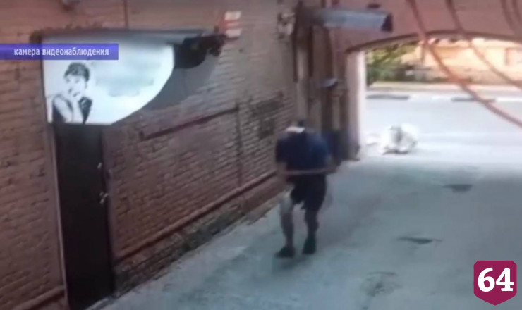 Нападение на женщину в Энгельсе ради цепочки попало на камеры