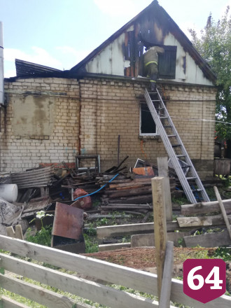 В Саратовской области огонь уничтожил 2 частных дома 