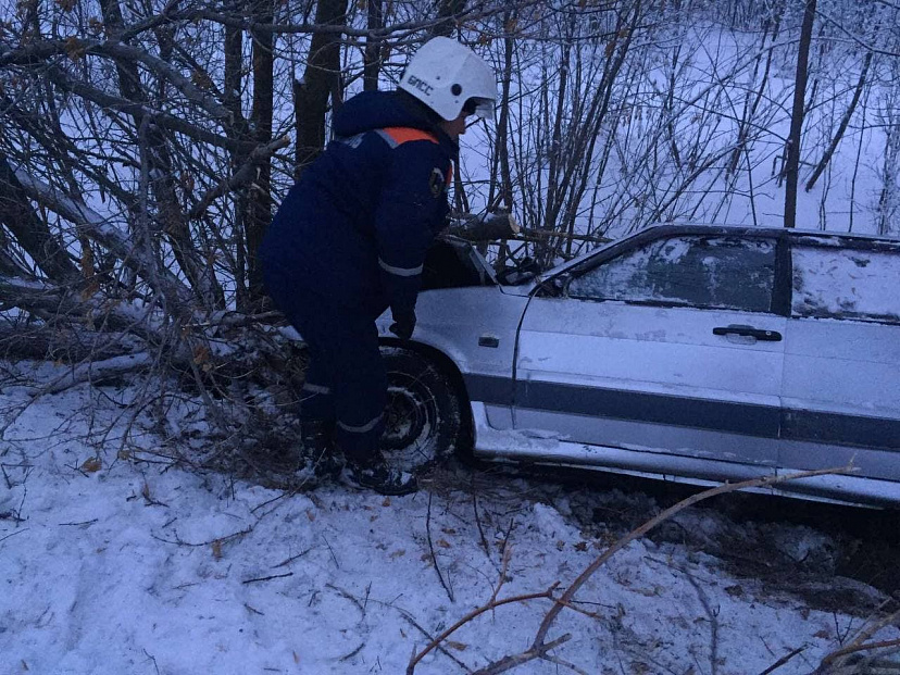 Водитель легковушки разбился в кювете под Саратовом