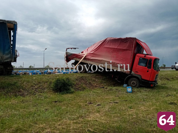 Под Саратовом уснувший водитель врезался в фуру с антисептиком