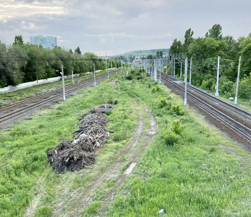 Под саратовским мостом «выросли» горы строительного мусора