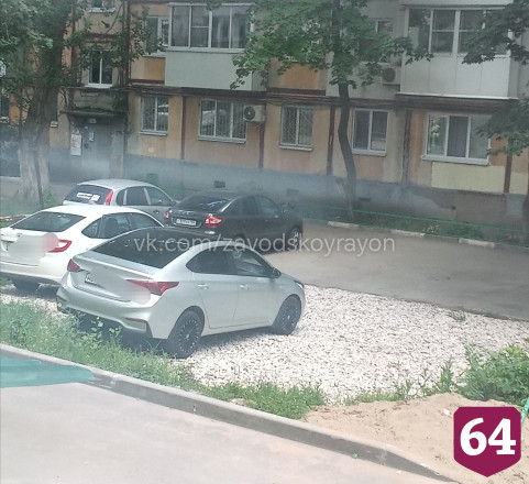 Саратовцы щебнем засыпали газон ради парковки