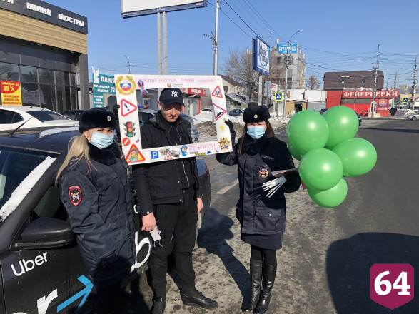 В Саратове полицейские угощали водителей сладостями