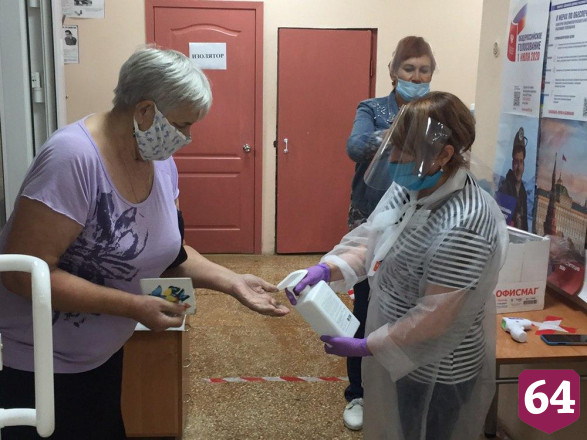 Саратовцы изучают текст поправок в Конституцию вместо мемов в соцсетях