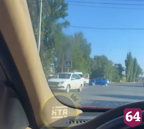 Женщина пострадала в столкновении легковушек в Саратовской области